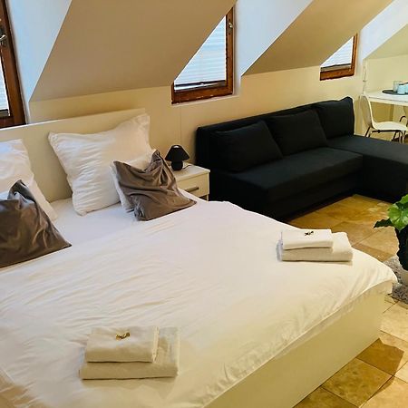 Downtown Apartments Deluxe Дьор Екстериор снимка