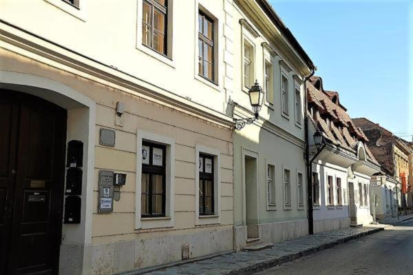 Downtown Apartments Deluxe Дьор Екстериор снимка
